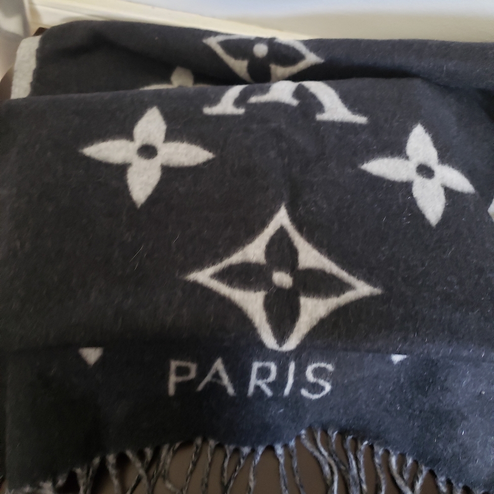 Authentic Louis Vuitton monogram cashmere scarf - Picture 2 of 5